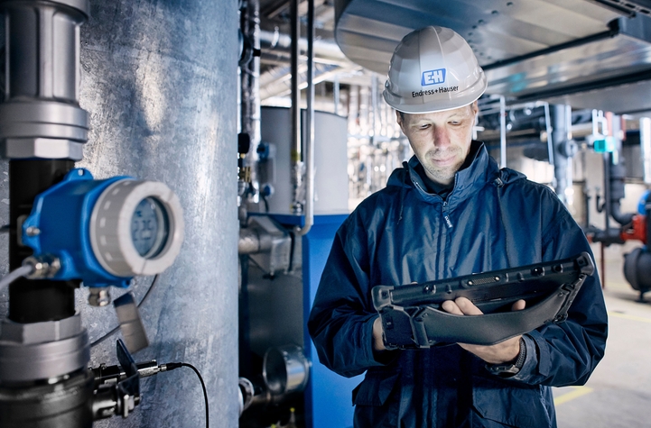 Temperature transmitters - Smart iTEMP® series devices for Industry 4.0 process automation Temperature transmitter iTEMP TMT142B next to an Endress+Hauser employee in the field